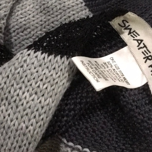 CHIC VERTICAL STRIPPED FRINGED PONCHO - BLACK & GREY - Picture 13 of 13